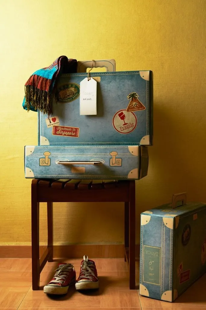 Suitcase-shaped travel gift boxes